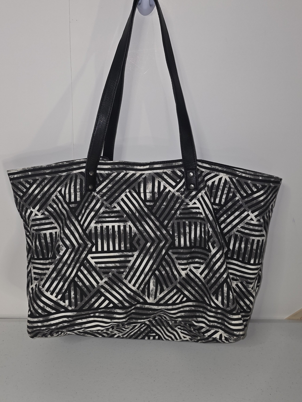 Hurley Juniors Tomboy Tote Black White Geometric Shoulder Bag beach Bag Canvas - Picture 6 of 16
